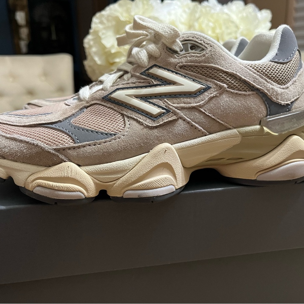 Woman’s New Balance  9060